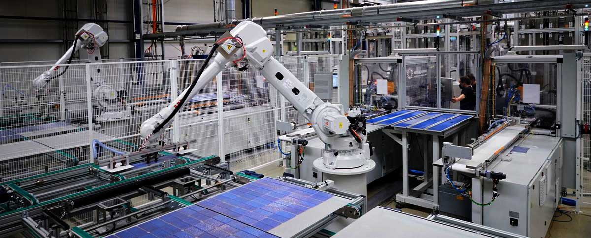 news-Robotic arm is arranging solar panels-1200-484 news-Robotic arm is arranging solar panels-1200-484