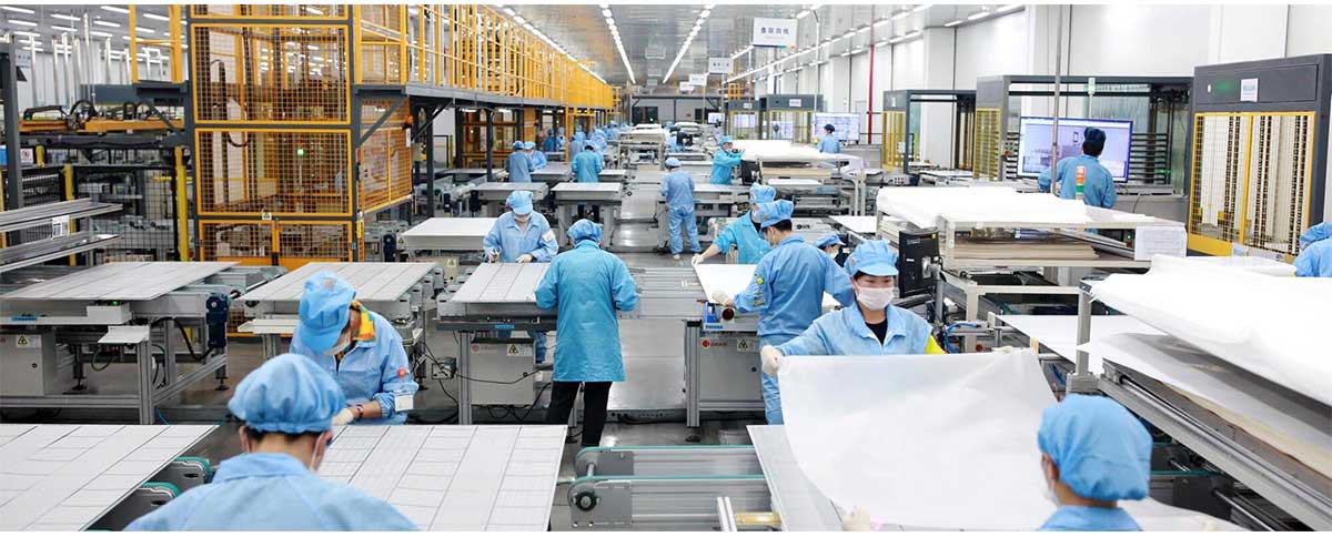 news-Workers in the factory are manufacturing solar panels-1200-484 news-Workers in the factory are manufacturing solar panels-1200-484